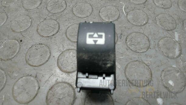 Foto: FENSTERHEBERSCHALTER eines Peugeot 207 SW 110 HDi FAP (Blue Lion) GL