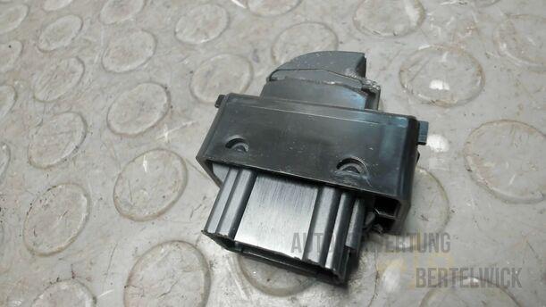 Foto: FENSTERHEBERSCHALTER eines Peugeot 207 SW 110 HDi FAP (Blue Lion) GL