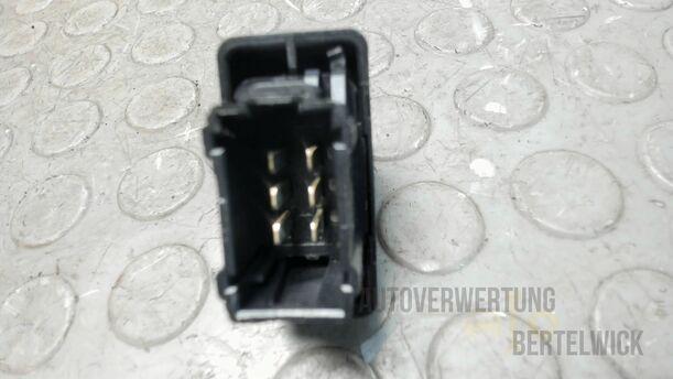 Foto: FENSTERHEBERSCHALTER eines Peugeot 207 SW 110 HDi FAP (Blue Lion) GL