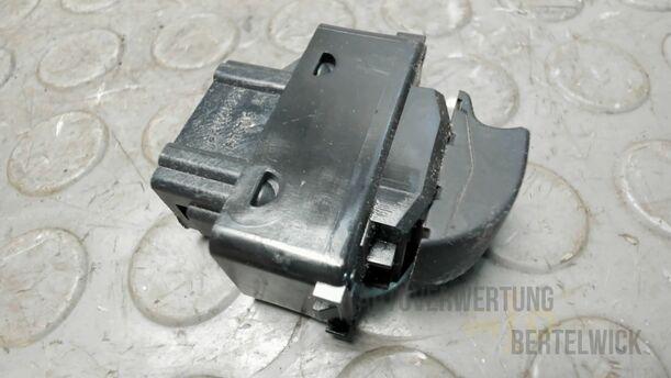 Foto: FENSTERHEBERSCHALTER eines Peugeot 207 SW 110 HDi FAP (Blue Lion) GL
