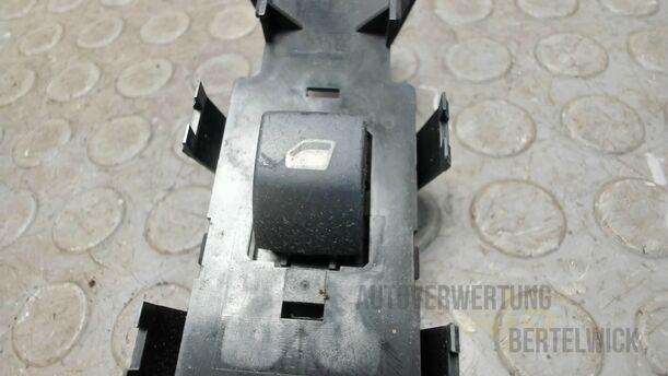 Foto: FENSTERHEBERSCHALTER eines Peugeot 207 SW 110 HDi FAP (Blue Lion) GL