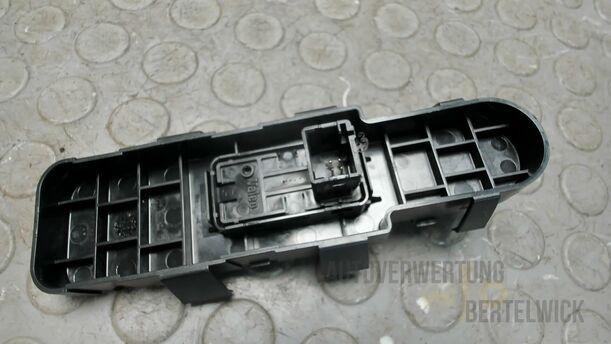 Foto: FENSTERHEBERSCHALTER eines Peugeot 207 SW 110 HDi FAP (Blue Lion) GL