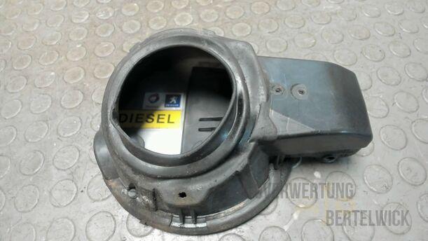 Foto: TANKKLAPPE / TANKDECKEL eines Peugeot 207 SW 110 HDi FAP (Blue Lion)