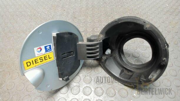 Foto: TANKKLAPPE / TANKDECKEL eines Peugeot 207 SW 110 HDi FAP (Blue Lion)