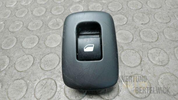 Foto: FENSTERHEBERSCHALTER eines Peugeot 207 SW 110 HDi FAP (Blue Lion)