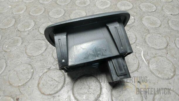 Foto: FENSTERHEBERSCHALTER eines Peugeot 207 SW 110 HDi FAP (Blue Lion)