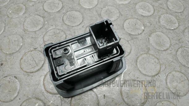 Foto: FENSTERHEBERSCHALTER eines Peugeot 207 SW 110 HDi FAP (Blue Lion)