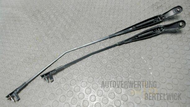 Foto: SCHEIBENWISCHERARME VORNE eines Peugeot 207 SW 110 HDi FAP (Blue Lion)
