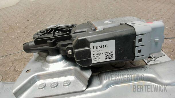 Foto: FENSTERHEBER VORNE LINKS ( KOMBI ) eines Peugeot 207 SW 110 HDi FAP (Blue Lion)
