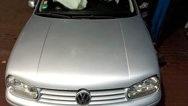 Foto: MOTORHAUBE eines VW Golf Variant 1.9 TDI