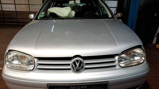 Foto: MOTORHAUBE eines VW Golf Variant 1.9 TDI
