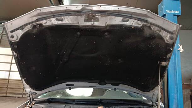 Foto: MOTORHAUBE eines VW Golf Variant 1.9 TDI