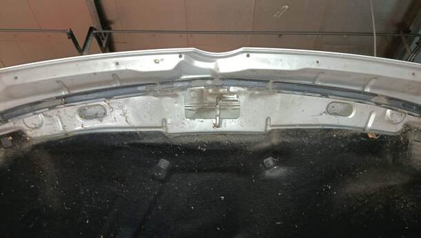 Foto: MOTORHAUBE eines VW Golf Variant 1.9 TDI