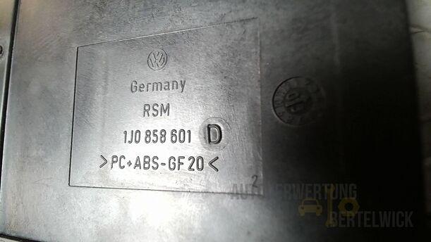 Foto: BECHERHALTER/ GETRÄNKEHALTER eines VW Golf Variant 1.9 TDI GL