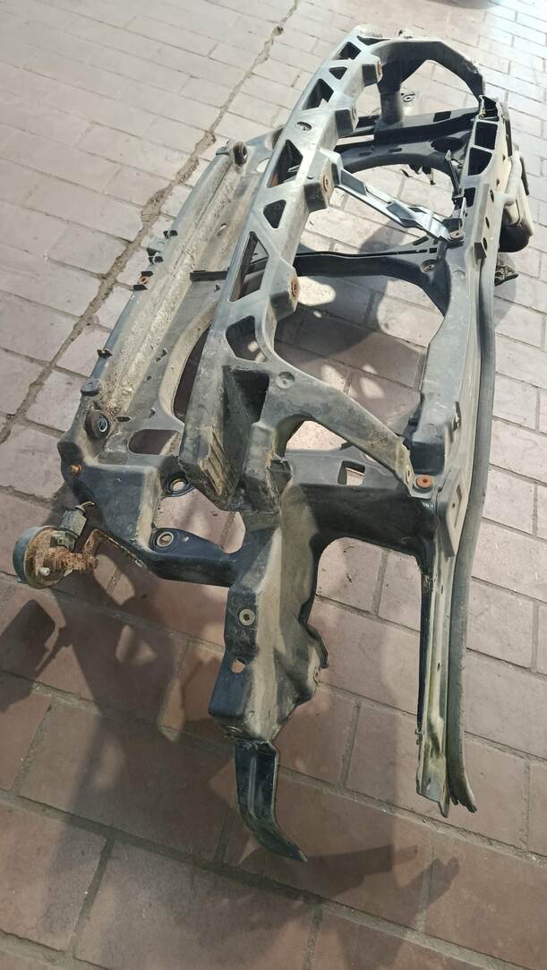 Foto: FRONTBLECH / SCHLOSSTRÄGER eines VW Passat Variant 1.9 TDI GL