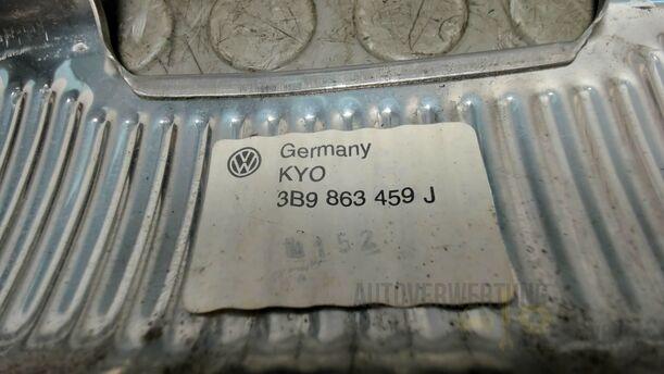 Foto: ABDECKUNG SCHLOSSTRÄGER KOFFERRAUM eines VW Passat Variant 1.9 TDI LX