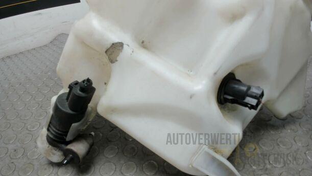 Foto: SCHEIBENWASCHBEHÄLTER eines VW Passat Variant 1.9 TDI