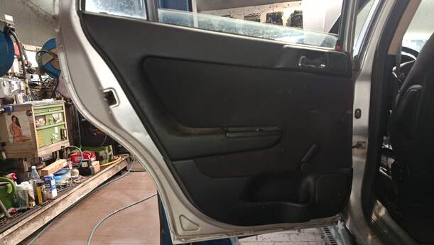 Foto: TÜR HINTEN LINKS eines Opel Astra 1.8 Caravan