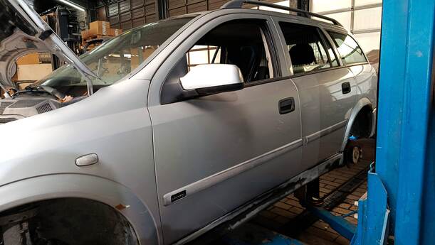 Foto: TÜR VORNE LINKS ( 4/5 TÜRER ) eines Opel Astra 1.8 Caravan