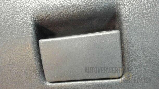 Foto: HANDSCHUHFACH eines Opel Astra 1.8 Caravan