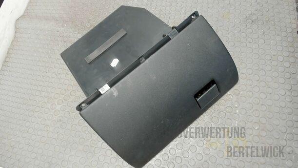 Foto: HANDSCHUHFACH eines Opel Astra 1.8 Caravan