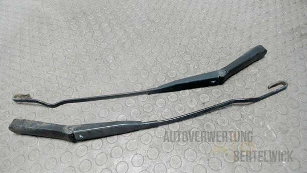 Foto: SCHEIBENWISCHERARME VORNE eines Opel Astra 1.8 Caravan