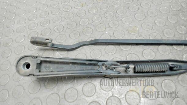 Foto: SCHEIBENWISCHERARME VORNE eines Opel Astra 1.8 Caravan