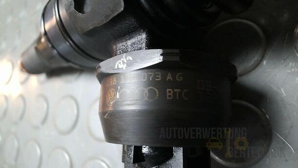 Foto: PUMPE DÜSE EINHEIT eines VW Golf Variant 1.9 TDI