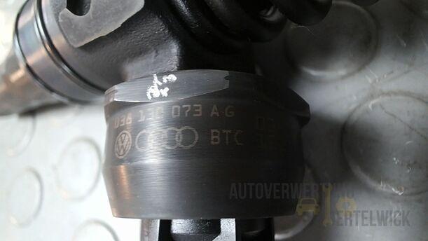 Foto: PUMPE DÜSE EINHEIT eines VW Golf Variant 1.9 TDI