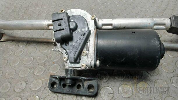 Foto: SCHEIBENWISCHERMOTOR VORNE eines Opel Astra 1.8 Caravan