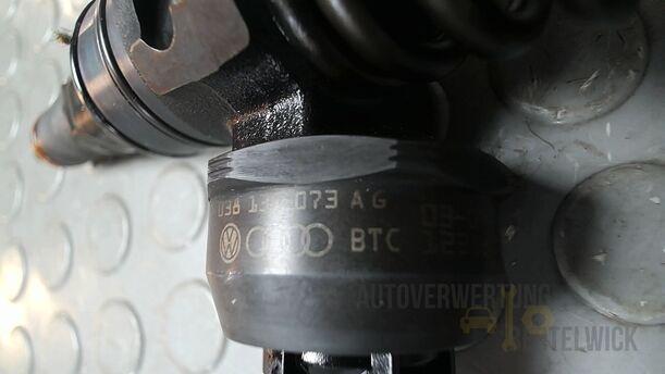 Foto: PUMPE DÜSE EINHEIT eines VW Golf Variant 1.9 TDI