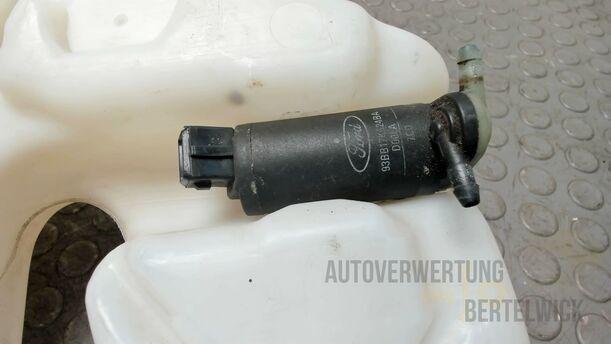 Foto: SCHEIBENWASCHBEHÄLTER eines Mazda 121