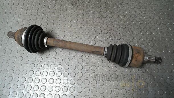 Foto: ANTRIEBSWELLE LINKS ( SCHALTGETRIEBE ) eines Ford Focus C-MAX 1.6 Ti-VCT