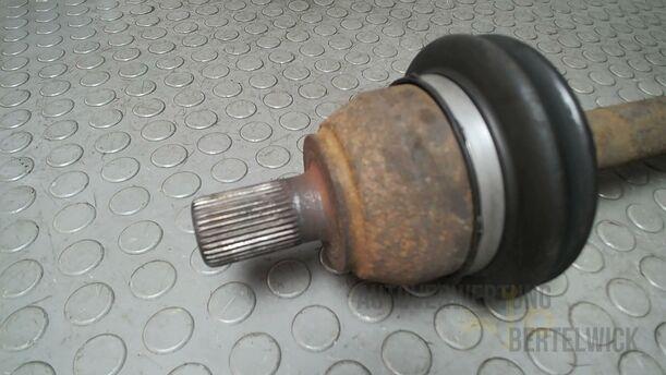 Foto: ANTRIEBSWELLE LINKS ( SCHALTGETRIEBE ) eines Ford Focus C-MAX 1.6 Ti-VCT