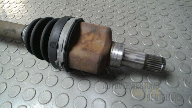 Foto: ANTRIEBSWELLE LINKS ( SCHALTGETRIEBE ) eines Ford Focus C-MAX 1.6 Ti-VCT