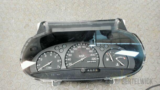Foto: KOMBIINSTRUMENT / TACHOEINHEIT eines Mazda 121