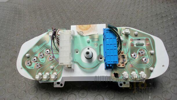 Foto: KOMBIINSTRUMENT / TACHOEINHEIT eines Mazda 121