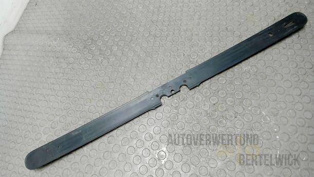Foto: ZIERLEISTE HECKKLAPPE eines Mazda 121