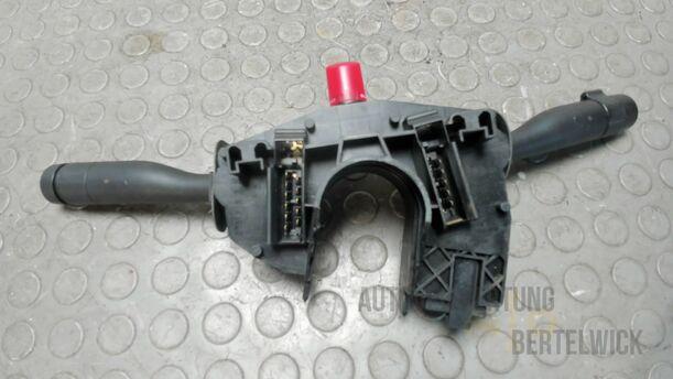 Foto: LENKSTOCKSCHALTER / KOMBISCHALTER eines Mazda 121