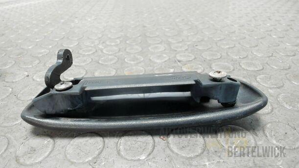Foto: AUSSENGRIFF VORNE LINKS eines Mazda 121