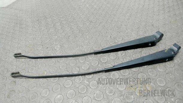 Foto: SCHEIBENWISCHERARME VORNE eines Mazda 121