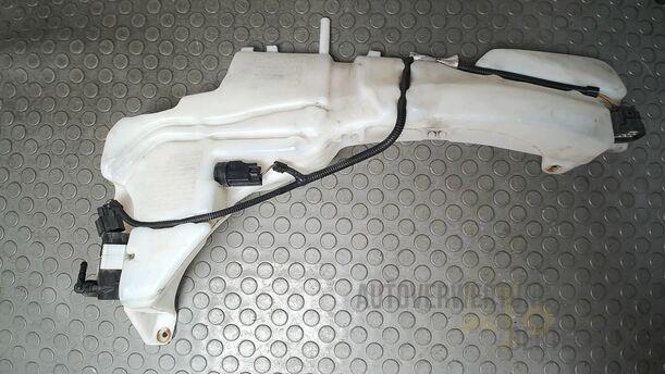 Foto: SCHEIBENWASCHBEHÄLTER eines Ford Focus C-MAX 1.6 Ti-VCT GLSi