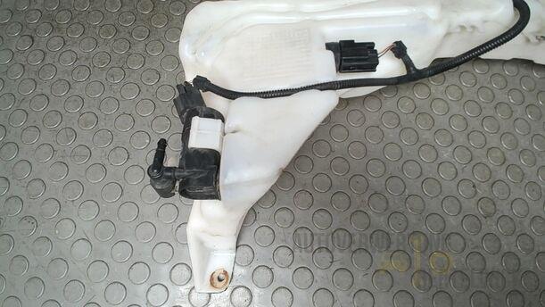 Foto: SCHEIBENWASCHBEHÄLTER eines Ford Focus C-MAX 1.6 Ti-VCT GLSi