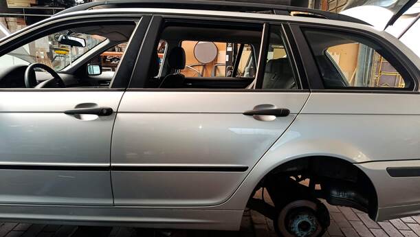 Foto: TÜR HINTEN LINKS ( TOURING ) eines BMW 318d touring GLXi