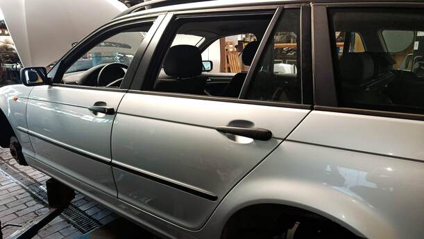 Foto: TÜR HINTEN LINKS ( TOURING ) eines BMW 318d touring GLXi