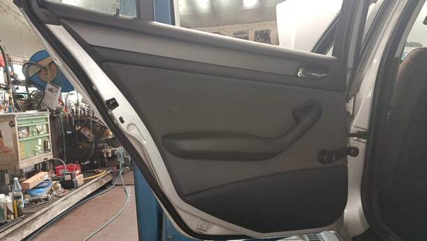 Foto: TÜR HINTEN LINKS ( TOURING ) eines BMW 318d touring GLXi