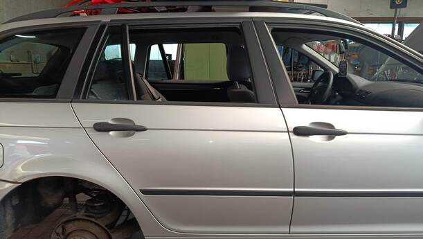 Foto: TÜR HINTEN RECHTS ( TOURING ) eines BMW 318d touring GLXi