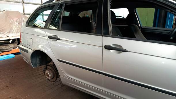 Foto: TÜR HINTEN RECHTS ( TOURING ) eines BMW 318d touring GLXi