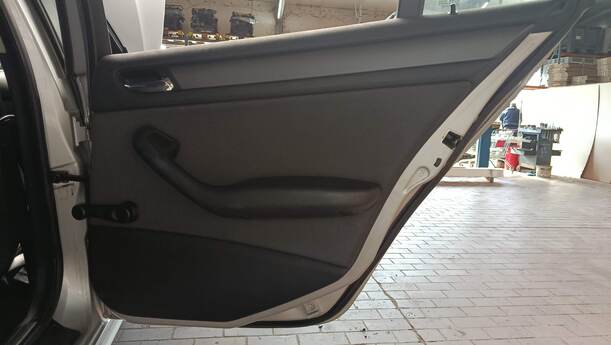 Foto: TÜR HINTEN RECHTS ( TOURING ) eines BMW 318d touring GLXi