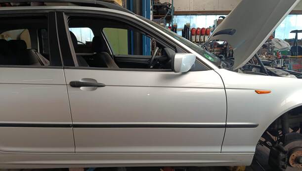 Foto: TÜR VORN RECHTS ( 4/5 TÜRER ) eines BMW 318d touring GLXi